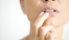 femme douleur lèvres