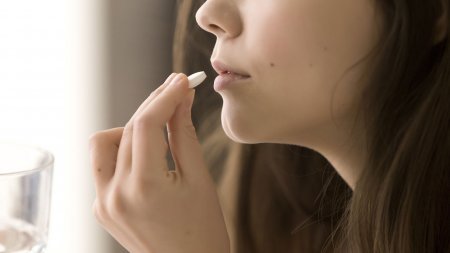 Une femme qui prend un médicament