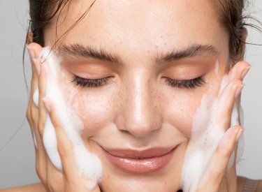 Une femme se nettoie le visage