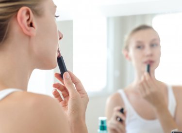 Une personne en train de se maquiller